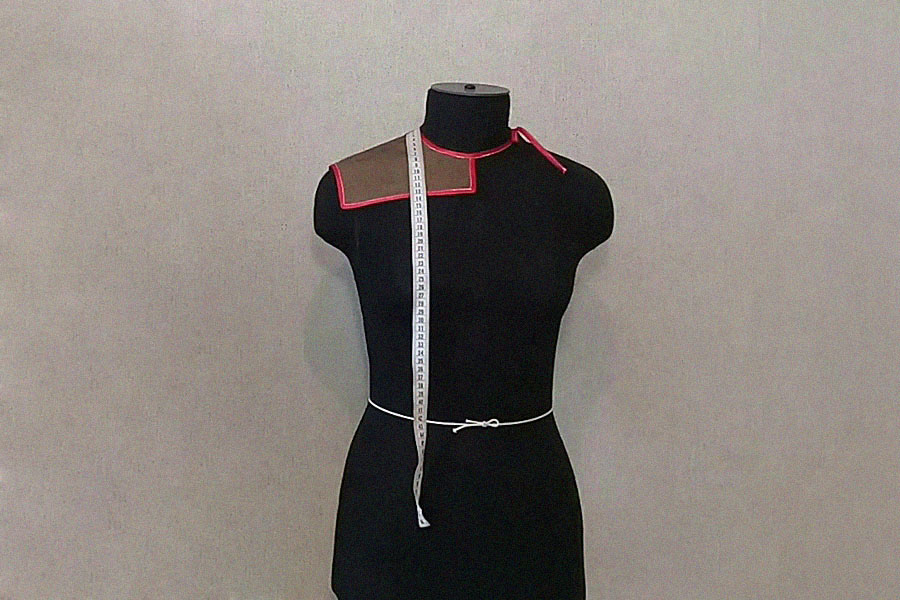 Плечевая накладка с сантиметровой лентой вид спереди