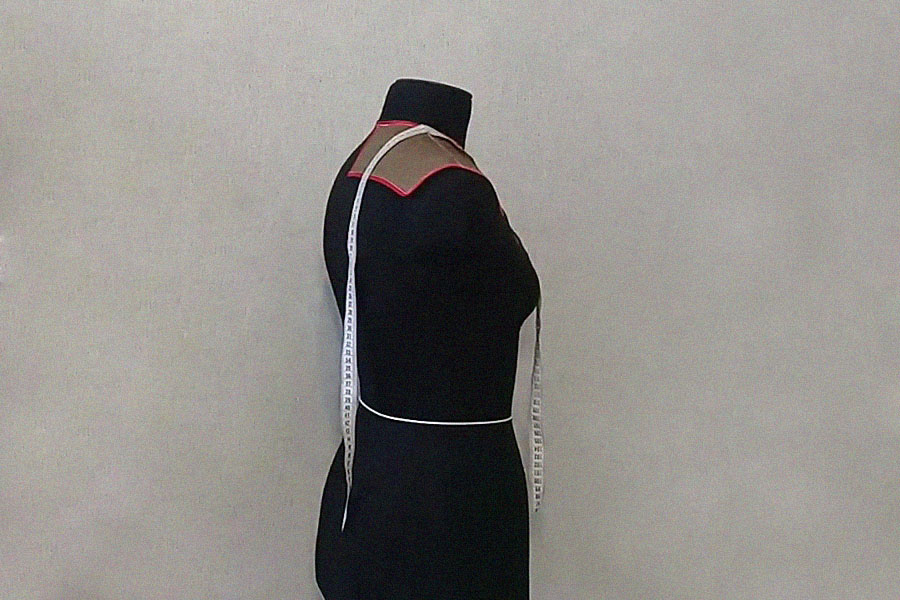 Плечевая накладка с сантиметровой лентой вид сбоку