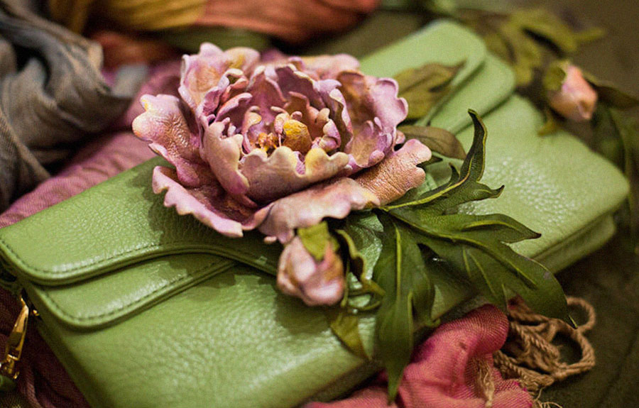 Цветы из кожи — основные приёмы цветоделия