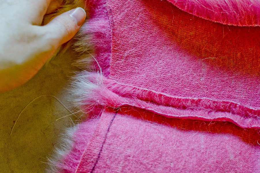 Стачной шов на искусственном мехе